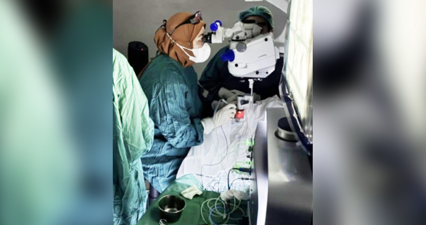 SUKES - Pelaksanaan operasi vitrektomi Pertama di Gorontalo yang berlangsung doi RSUD Prof. Aloe Saboe, Kota Gorontalo, Rabu (11/6). (foto : istimewa)