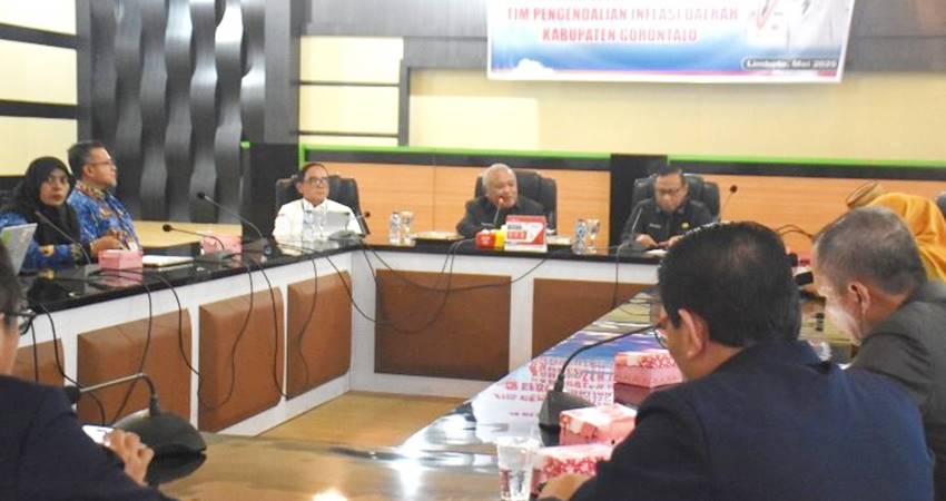 RAPAT. Wakil Bupati Tony S Junus saat memimpin rapat memastikan stok bahan pokok tersedia jelang lebaran Idul Adha