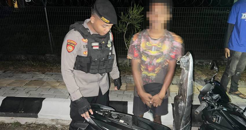 Petugas kepolisian Dit Samapta Polda Gorontalo saat memeriksa isi dalam bagasi motor seorang pengendara Ranmor baru-baru ini.