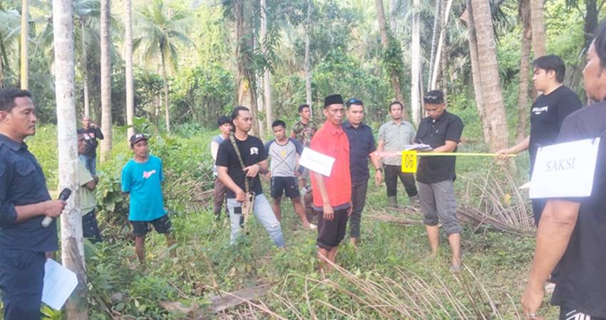 Pelaksanaan rekonstruksi kasus dugaan tindak pidana pembunuhan yang terjadi di Desa Dulupi, Kecamatan Tilamuta, Kabupaten Boalemo.