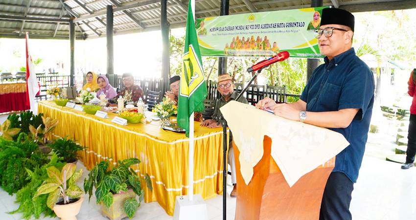 Wakil Wali Kota Gorontalo, Indra Gobel ketika memberikan sambutan sekaligus membuka secara resmi Musda ke-VIII DPD Al-Hidayah Kota Gorontalo yang digelar di Diamond Resto, Jalan Delima, Kelurahan Molosipat, Sabtu (14/6/2025). (Foto: Prokopim)