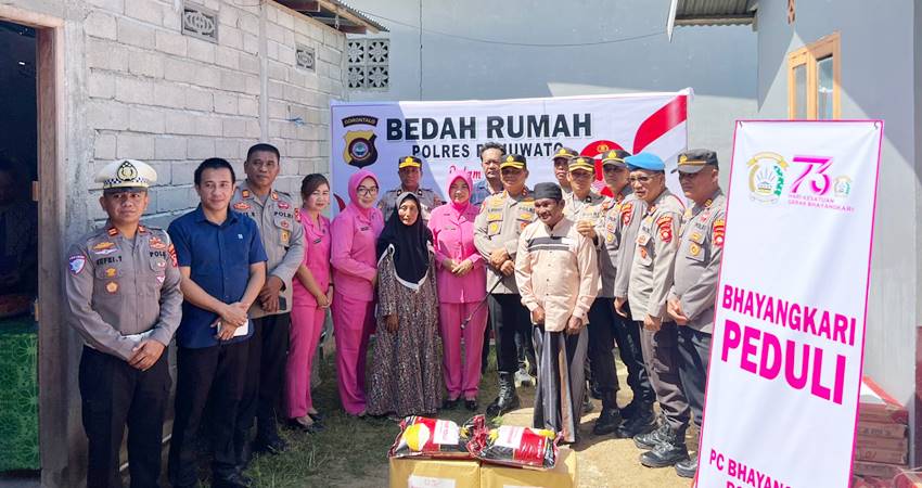 Kapolres Pohuwato, AKBP H. Busroni,S.I.K,M.H didampingi Ketua Bhayangkari Hj. Khosy Busroni bersama para PJU Polres Pohuwato, mendatangi kediaman Irwan Sarahu yang menempati rumah yang tidak layak huni.