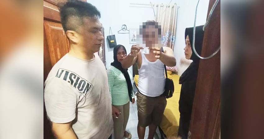 HP yang juga oknum Ketua YLKI Gorontalo saat memperlihatkan barang bukti ketika dilakukan penggeledahan oleh personel Satuan Narkoba Polres Gorontalo.