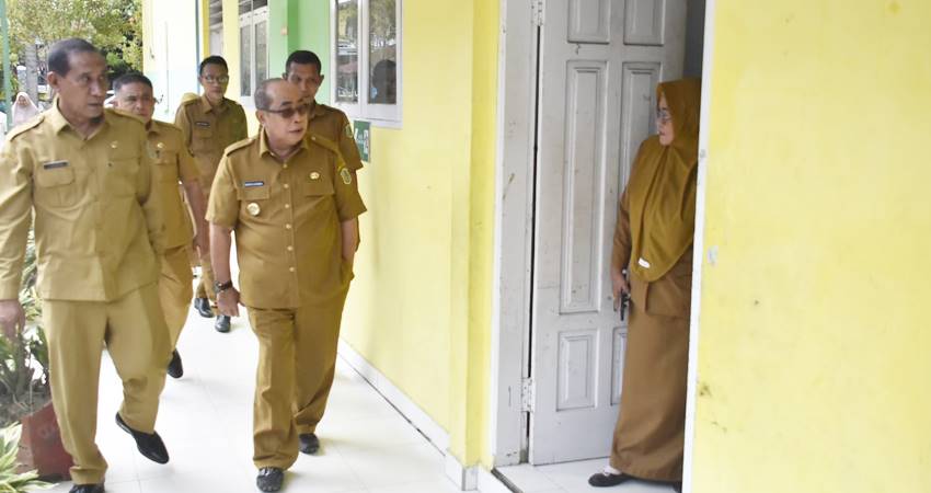 Wali Kota Gorontalo, Adhan Dambea ketika meninjau SDN 54, Senin (16/6/2025). (Foto: Prokopim)
