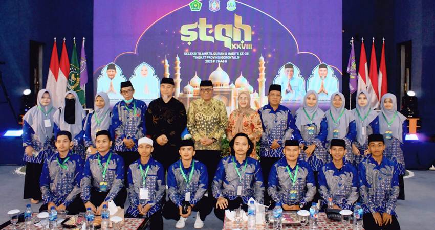 Delegasi Kota Gorontalo pada STQH ke-28 tingkat Provinsi Gorontalo ketika melakukan pose bersama dengan panitia penyelenggara pada malam penutupan iven tersebut, Selasa (17/6/2025) malam. (Foto: Prokopim)