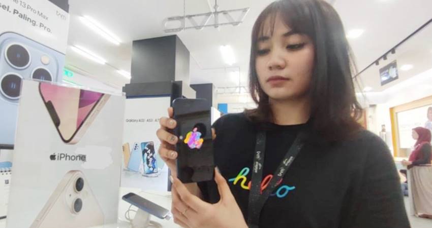 Produk iphone yang dijual di salah satu toko.