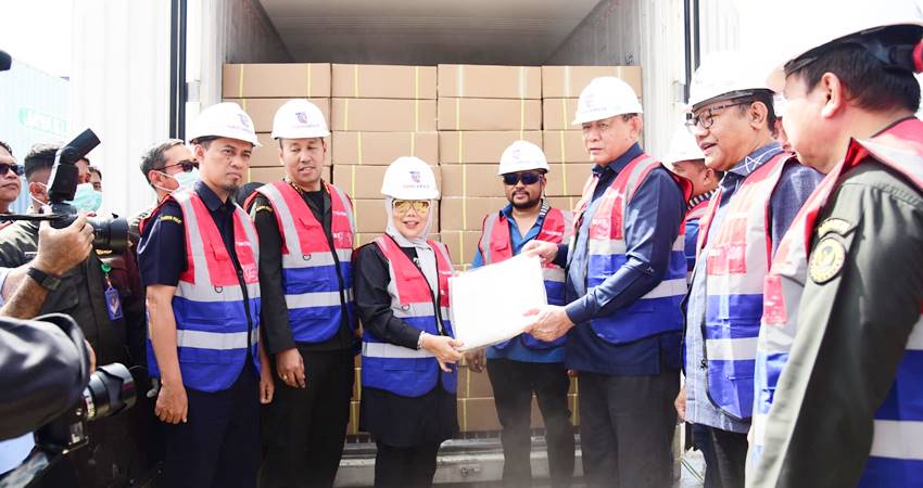 Pelepasan ekspor santan beku dari Gorontalo ke Tiongkok oleh Gubernur Gorontalo Gusnar Ismail, Kamis (19/6). (foto : dok /diskominfotik)