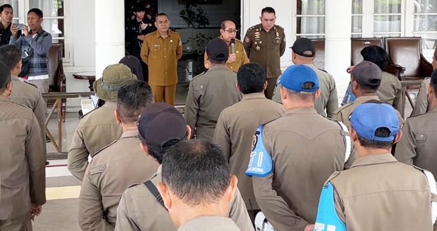 Wali Kota Gorontalo, Adhan Dambea ketika memberikan arahan kepada petugas Dishub dan Satpol PP yang akan melakukan pengawasan terhadap retribusi parkir, Selasa (24/6/2025). (Foto: Prokopim)