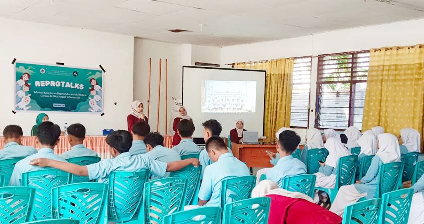 Siswa SMA Negeri 2 Gorontalo saat mengikuti kegiatan edukasi kesehatan reproduksi bertajuk ReproTalks. (F. Laras/Magang Gorontalo Post)