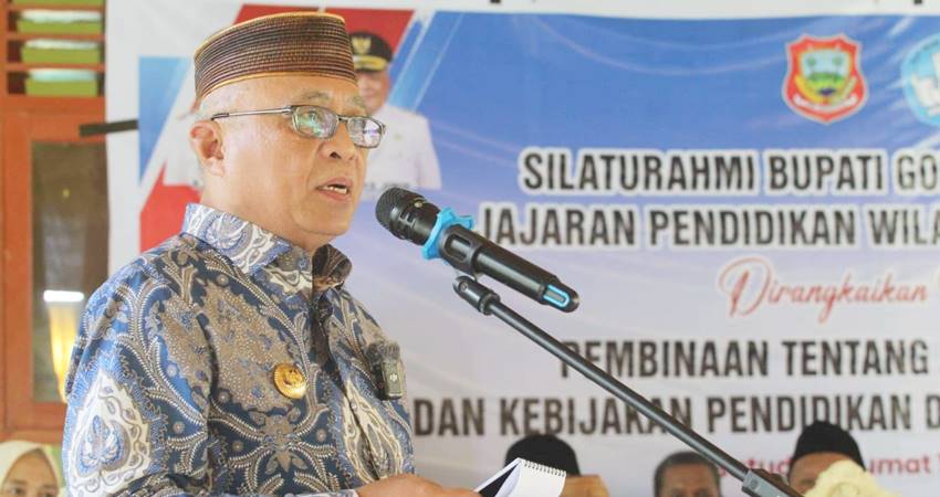 Bupati Gorontalo, Sofyan Puhi saat memberikan arahan tentang pentingnya pendidikan karakter bagi siswa. (F. Istimewa)