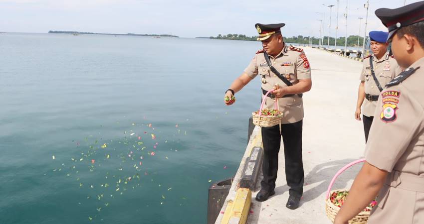 Kapolres Boalemo, AKBP Sigit Rahayudi,S.I.K beserta pejabat utama Polres Boalemo, melaksanakan upacara tabur bunga yang dilaksanakan di Pelabuhan Tilamuta.