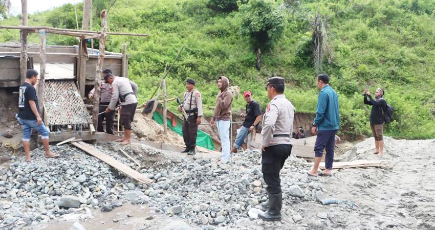 Personel Polres Boalemo melakukan penertiban pertambangan Illegal yang ada di wilayah Boalemo.