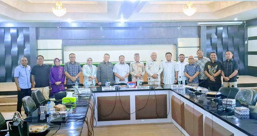TERIMA. Bupati Gorontalo Sofyan Puhi didampingi Wakil Bupat Tony S Junus saat foto bersama dengan aleg DPRD Provinsi dari Kabupaten Gorontalo
