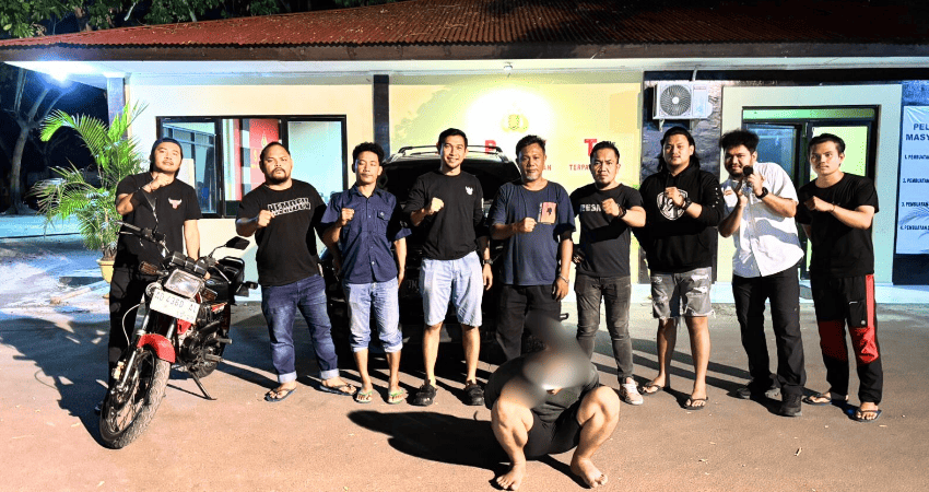 Tersangka pencurian saat diamankan petugas kepolisian Polda Gorontalo.