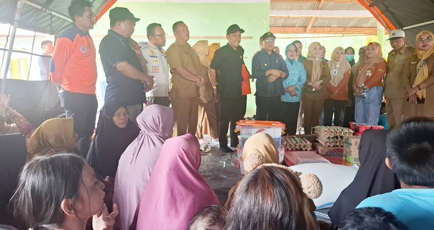 TINJAU. Bupati Gorontalo meninjau langsung lokasi tanah longsor di Desa Dulamayo Selatan Kecamatan Telaga