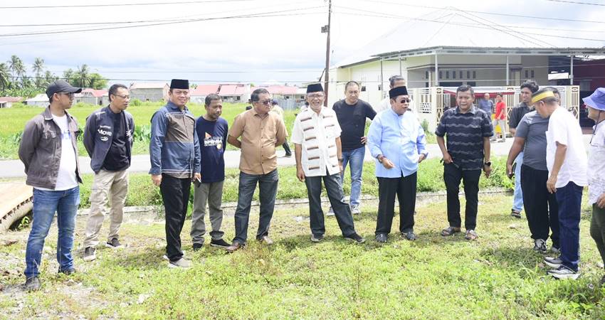 Wali Kota Gorontalo, Adhan Dambea didampingi Sekda Kota Gorontalo, Ismail Madjid tengah meninjau lahan yang nantinya akan menjadi lokasi pembangunan perumahan untuk PNS, Ahad (1/6/2025). (Foto: Prokopim)