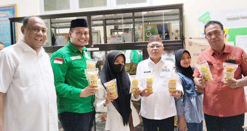 UMKM. Bupati Gorontalo saat memperlihatkan salah satu cemilan khas Gorontalo dari salah satu UMKM yang ada