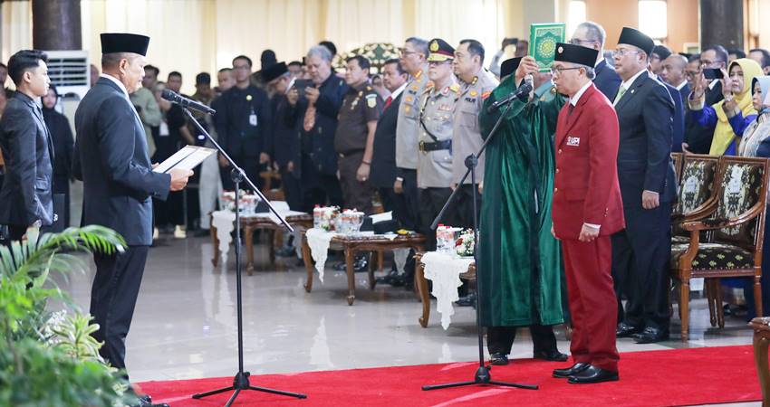Sumpah jabatan Rektor Universitas Pendidikan Indonesia dengan menggunakan bahasa Inggris. (Foto: Source for JPNN)
