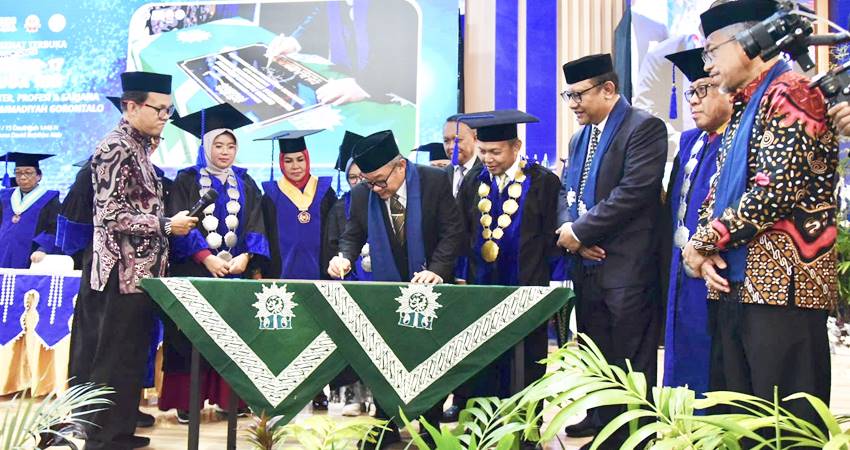 Menteri Pendidikan Menengah Republik Indonesia Abdul Mu’ti saat meresmikan Fakultas Kedokteran Universitas Muhammadiyah Gorontalo (UMGO) dengan penandatanganan prasasti, Selasa (11/6). (Foto : Mila /diskominfotik)