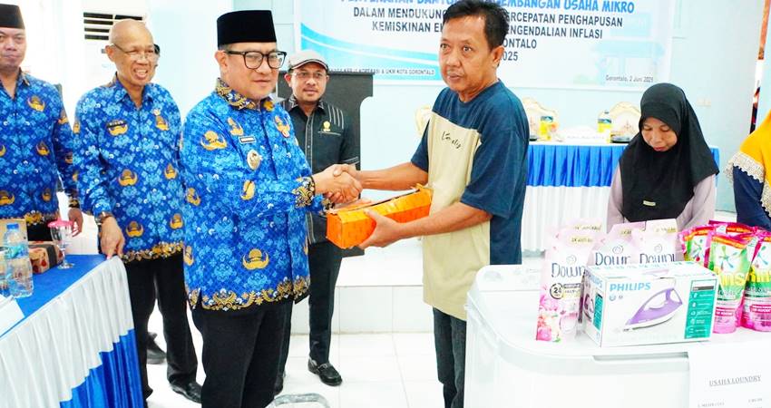 Penyerahan bantuan untuk pelaku usaha mikro yang diserahkan secara simbolis oleh Wakil Wali Kota Gorontalo, Indra Gobel, Senin (2/6/2025). (Foto: Prokopim)