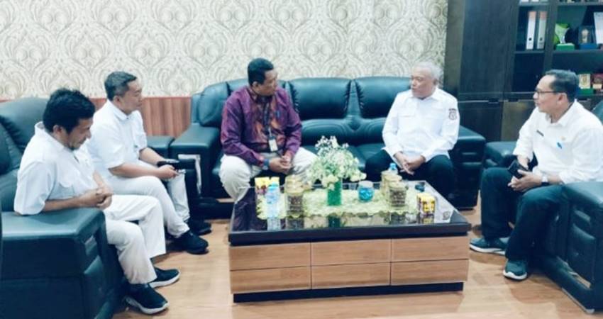 TERIMA. Wakil Bupati Tony S Junus saat menerima kunjungan Kepala BP3MI