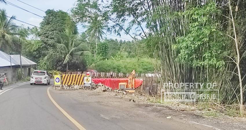 Kondisi jalan Trans Sulawesi Desa Bakti Kecamatan Pulubala Kabupaten Gorontalo yang separuhnya ambrol dan saat ini sedang dalam pengerjaan oleh BPJN Gorontalo. (Foto: Roy/Gorontalo Post).