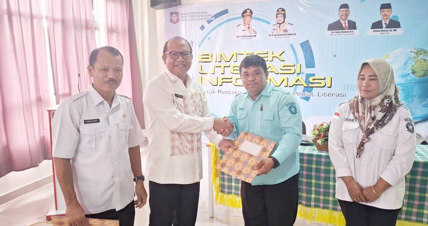 Usai membuka kegiatan Bimtek literasi infomasi, Sekprov Gorontalo, Danial Ibrahim didampingi Kepala Dinas Arpus Provinsi Gorontalo, Ridwan Hemeto menyerahkan sertifikat akreditas salah satu perpustakaan kelurahan.