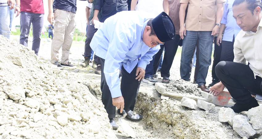 Wali Kota Gorontalo, Adhan Dambea ketika meletakkan batu pertama pembangunan Masjid Al Adha 12, Ahad (1/6/2025). (Foto: Prokopim)
