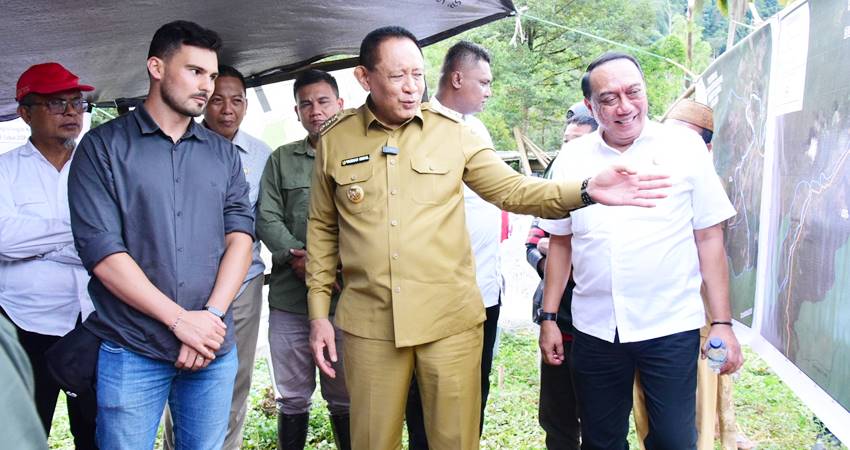 Gubernur Gorontalo Gusnar Ismail saat meninjau lokasi pengembangan peternakan sapi di Desa Papualangi, Kecamatan Tolinggula, Kabupaten Gorontalo Utara, Senin (2/6/2025). (Foto : Mila / diskominfotik)