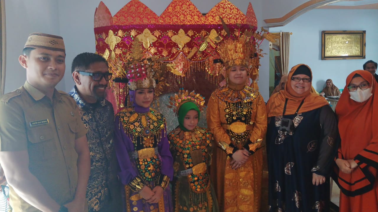 Ayah Kenalkan Budaya Leluhur, Tiga Gadis Amerika Dibeat di Gorontalo