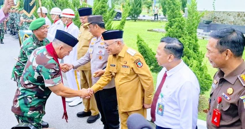 SAMBUT. Bupati Gorontalo Sofyan Puhi saat menyambut Danrem 133/Nani Wartabobe melalui Upacara adat Mopotilolo.