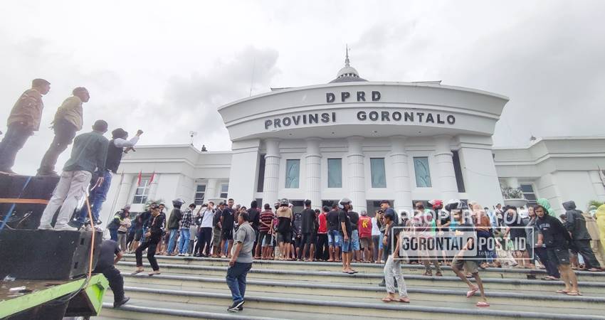 Aksi masyarakat penambang yang kembali melakukan demo di Kantor DRPD Provinsi Gorontalo, Selasa (3/6/2025) (Foto : Natha/Gorontalo Post)