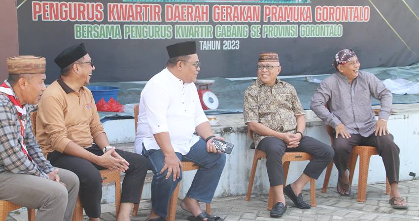 Ketua Kwarda Gorontalo Sofyan Puhi (dua dari kanan) bersama jajaran Kwarda disela kegiatan penyembelihan hewan qurban di halaman Kwarda Gorontalo, Sabtu (7/6). ( foto : dok/ kwarda gorontalo)