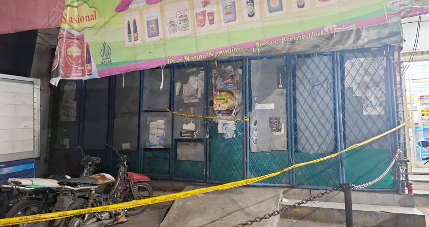 Seorang pemilik toko sembako berinisial A ditemukan tak bernyawa di toko miliknya yang terletak di Jalan Raya Jatimakmur, Kelurahan Jatimakmur, Kecamatan Pondok Gede, Kota Bekasi pada Sabtu, 31 Mei 2025.--Dimas Rafi