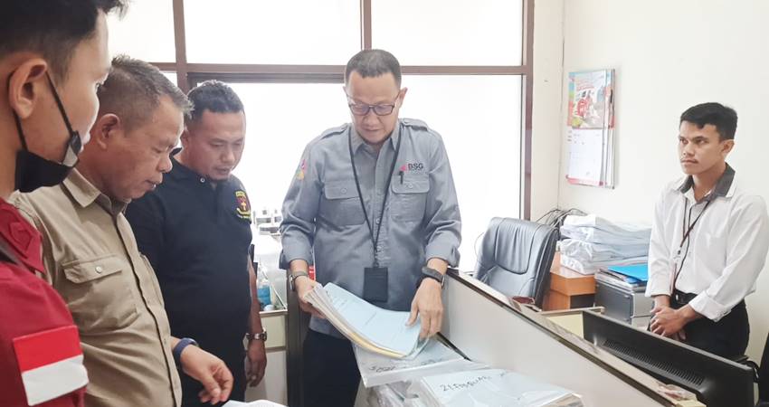 CARI BUKTI - Tim khusus dari Kejati Gorontalo melakukan penggeledahan terkait dugaan korupsi pejalan dinas pejabat di Kantor BSG (Bank Sulut Go) Rabu pagi (25-6-2025).