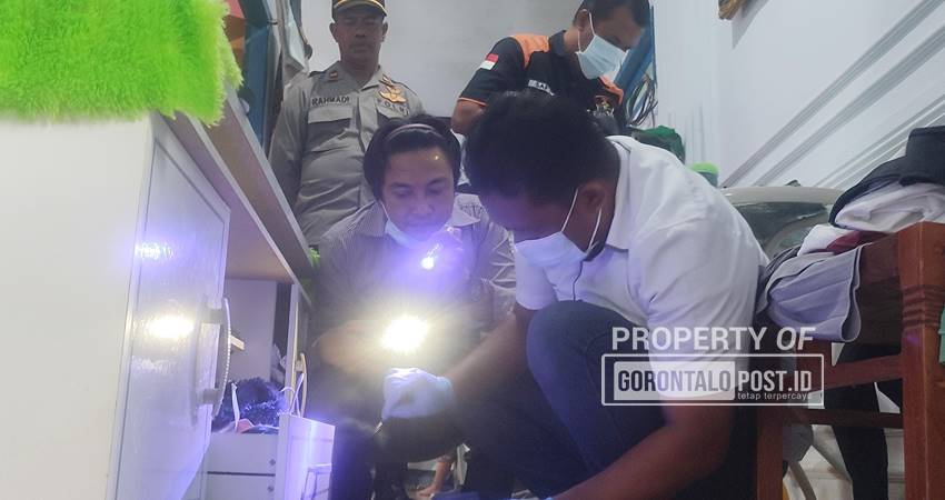 Sejumlah anggota Polres Bonbol melakukan olah TKP kejadian Pembobolan salah satu rumah di Desa Lombongo, Kecamatan Suwawa Tengah, Bone Bolango.Rabu (18/6). (Foto: Natharahman/ Gorontalo Post).