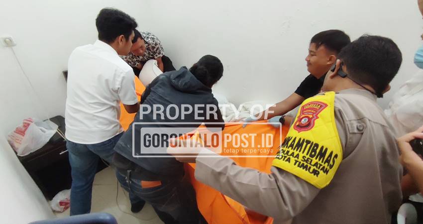 Korban penemuan mayat di evakuasi tim INAFIS Polresta Kota Gorontalo.Rabu(25/6). (Foto : Natharahman/ Gorontalo Post)