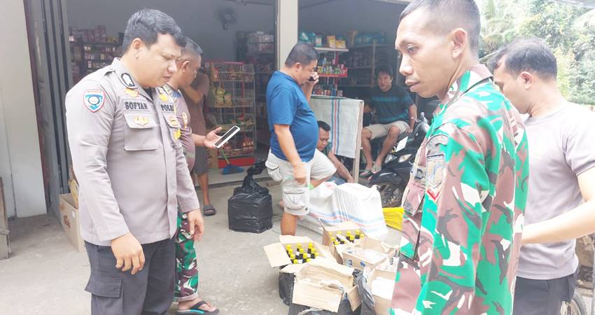 Ratusan botol miras yang berhasil di amankan petugas saat melewati pos penjagaan di Desa Tulabolo, Kecamatan Suwawa Timur, Bone Bolango.Kamis (12/6) Foto (Istimewa)