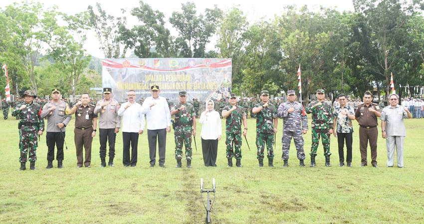 Pangda XIII/Merdeka, Mayjen TNI Suhardi dan jajaran bersama Gubernur Gorontalo, Gusnar Ismail, Ketua DPRD Gorontalo, Pj. Bupati Gorut dan tamu undangan lainnya pada penutupan TMMD di halaman kantor bupati Gorut.
