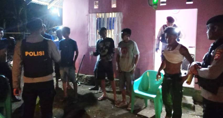 Petugas kepolisian Polres Boalemo memeriksa bagian pinggang warga untuk mengecek apakah membayar sejata berbahaya.