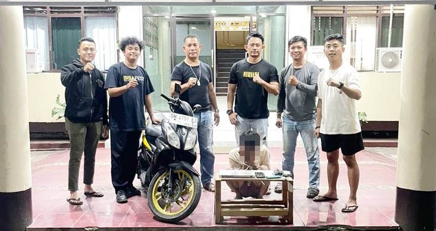 Pelaku pencurian di Talumolo saat diamankan petugas kepolisian Polres Gorontalo Kota.