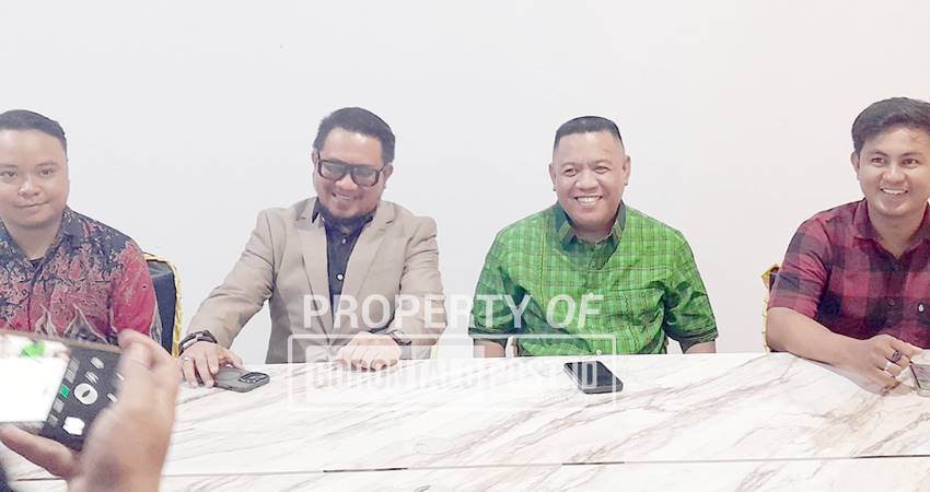 MEDIASI - Mantan Ketua DPRD Syam T Ase saat mendatangi pengadilan negeri Limboto untuk menjalani proses mediasi. (Foto:Deice/Gorontalo Post)