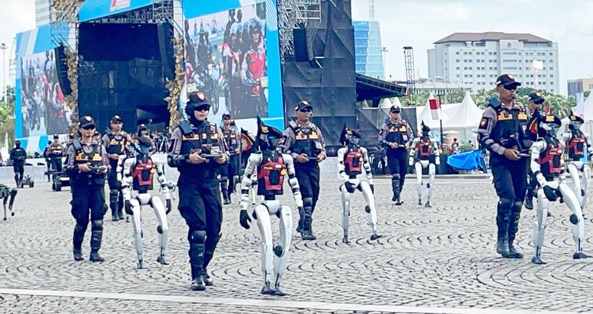 Bertepatan dengan Hari Bhayangkara ke-79, Polri memperkenalkan 30 unit robot canggih dalam defile syukuran di Monumen Nasional, Jakarta Pusat-Disway.id/Rafi Adhi-