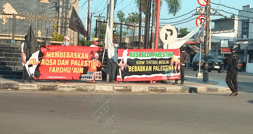 DIDUGA DITUNGGANGI HTI : Aksi unjuk rasa bela Palestina di kawasan simpang lima Gorontalo, Jumat (25/7). (Foto : dok/fkpt gorontalo)