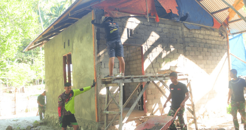 GOTONG ROYONG : Prajurit TNI Angkatan Darat bersama masyarakat gotong royong melakukan renovasi rumah tidak layak huni di Desa Molotabu, dalam program TMMD ke 125 Kodim/1304 Gorontalo. (Foto: dok/kodim gorontalo)