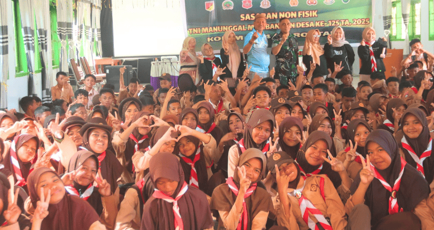 BELA NEGARA- Siswa SMP Negeri 1 Kabila Bone antusias mengikuti penyuluhan Bela Negara dan Wawasan Kebangsaan dalam program TMMD ke 125 Kodim 1304/Gorontalo. (Foto: dok/kodim1304).
