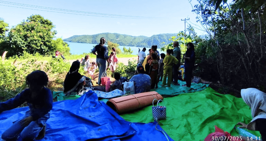 KHAWATIR TSUNAMI - Sejumlah warga di Kecamatan Bilato memilih mengungsi ke wilayah perbukitan, terkait dengan peringatan dini tsunami akibat gempa magnitudo 8,6 di Rusia, Rabu (30/7/2025)