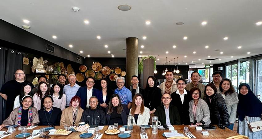 Bersama pengusaha Indonesia yang tergabung dalam Indonesia Chamber of Commerce of Western Australia di Tempatan Bay, Perth, 8 Juli 2025.--