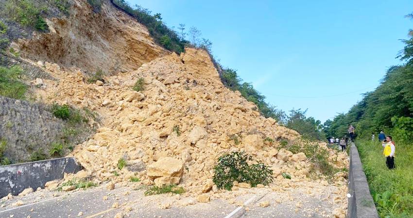 SEGERA DITANGANI - Kondisi akses Gorontalo Outer Ring Road (GORR) di Desa Isimu Utara, Kabupaten Gorontalo, yang tertutup longsor, Senin (28/7) sore. Lalu lintas kenderaan terhenti di masing-masing sisi jalan. (foto : istimewa)