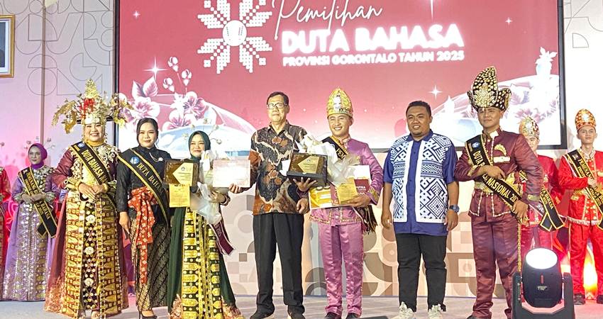 Kepala Kantor Bahasa Provinsi Gorontalo, Arie Andrasyah Isa, saat berfoto bersama dengan pemenang Dubas tahun 2025, Jumat (4/7/2025). (F. Diyanti/Gorontalo Post)
